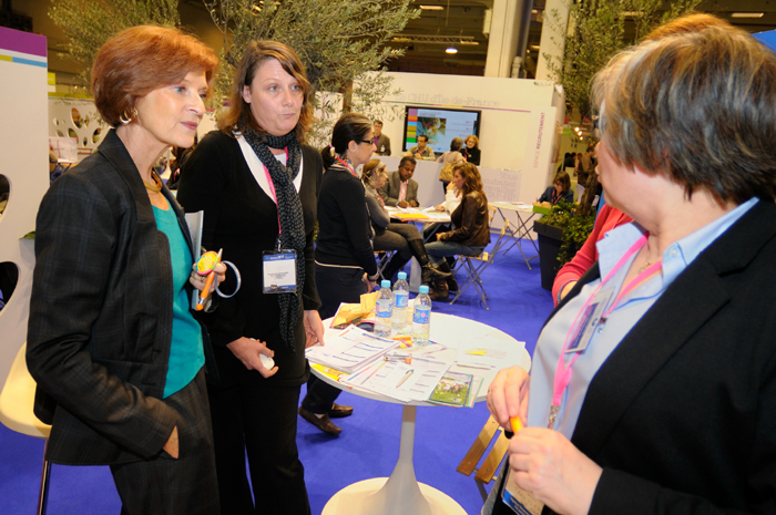 Mireille FAUGERE, DG de l’APHP reçue sur le stand des Hôpitaux Universitaires Est Parisien